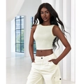 Top corto de punto acanalado blanco con bordado dorado y pantalones cargo de talle alto - S / Blanco
