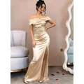Elegantes champagnerfarbenes Satin-Abendkleid mit Carmen-Ausschnitt und hohem Beinschlitz - S / Aprikose