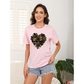 Women's light pink crewneck t-shirt with camo heart print and casual fit - Camouflage Heart Style (Pink)