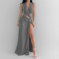 Détail de la robe longue grise avec col en V profond, découpe à la taille et fente haute - Gris
