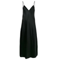 Robe longue élégante en soie noire avec col en V et fines bretelles satinées - S / Noir