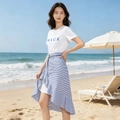 Zweiteiler für Damen mit weißem Grafik-T-Shirt und blau gestreiftem Rock für den Sommer - S / Blau und Weiß