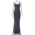 Vue avant d'une robe longue caraco violet foncé moulante sur mannequin d'exposition - Violet