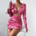 Abito aderente corto con stampa marmo rosa, profondo scollo a V, cut-out e anello in metallo - S / Rosa