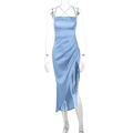 Elegantes hellblaues Satinkleid mit seitlicher Raffung und asymmetrischem Schlitz - Hellblau
