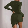 Dettaglio dell'abito in maglia verde scuro con cuciture e orlo asimmetrico moderno - Taglia S / Verde Scuro