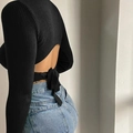 Schwarzes Langarm-Crop-Top mit Rückenausschnitt, Schnürung und Rippenstrick - Schwarz