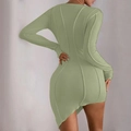 Vista posteriore di un mini abito in maglia a coste verde salvia con cuciture a contrasto - Taglia S / Verde chiaro