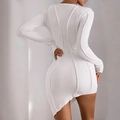 Weißes Langarm-Kleid aus Rippstrick mit asymmetrischem Saum und Ziernähten, Rückseite - S / Weiß