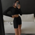 Set due pezzi da donna con crop top a maniche lunghe a coste e pantaloncini da ciclista - L / Nero