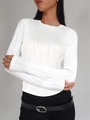 Nahaufnahme des weißen Damen-Langarmshirts mit Wellenstruktur und Rundhalsausschnitt - S / Weiß