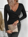 Dettaglio del maglione a coste nero con scollo a V incrociato e fibbia decorativa laterale - S / Nero