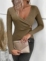 Dettaglio del top in maglia marrone oliva con scollo a V incrociato e fibbia ad anello laterale - S / caffè