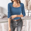 Dettaglio dello scollo quadrato e della trama a coste di questo maglione blu a maniche lunghe - S / Blu