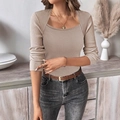 Dettaglio del maglione beige a coste con scollo quadrato che mostra la trama del tessuto - S / Cachi