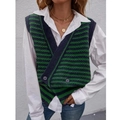 Gilet en maille rayé à col en V pour femme sur chemise blanche et jean bleu - S / Gilet Vert