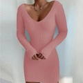 Detalle del tejido de punto acanalado malva y el escote en V profundo de este vestido corto - S / Rosa