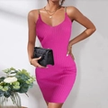 Détail de la robe en maille rose avec des bretelles élégantes en chaîne dorée - Rose rouge