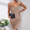 Détail de la robe en maille marron clair avec bretelles élégantes en chaîne dorée - Khaki