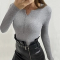 Damen Slim Fit Pullover in Grau mit V-Ausschnitt, Rippenstrick und Henley-Knöpfen - S / Grau