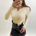 Detail eines beigen Rippstrickpullovers mit V-Ausschnitt, Henley-Kragen und Knöpfen - S / Aprikose