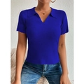 Polo en maille bleu pour femme avec col en V, manches courtes et bords à petits volants - S / Bleu