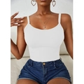 Canotta bianca in maglia a costine con spalline sottili e pantaloncini di jeans per l'estate - XS / Bianco