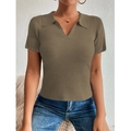 Détail d'un haut en maille polo vert olive à manches courtes avec texture côtelée - S / Khaki