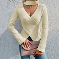 Maglione da donna in maglia beige con scollo a V allacciato al collo e orlo asimmetrico - S / Albicocca