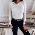 Weißer gerippter Langarm-Strickpullover mit dekorativen Goldknöpfen an den Ärmeln - S / Weiß
