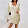 Abito corto in maglia beige aderente con maniche lunghe, scollo a V ondulato e trama a coste - Taglia S / Albicocca