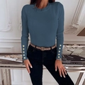Detailaufnahme der blauen Strickstruktur mit goldenen Knöpfen an den Ärmelbündchen - S / Blau