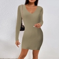 Dettaglio di un abito in maglia a coste verde oliva con scollo a V a onde e maniche lunghe - S / Cachi