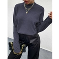 Dunkelvioletter Damen-Strickpullover mit Rundhalsausschnitt, Lederhose und goldener Kettentasche - S / Grau