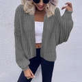 Detail der groben Strickstruktur dieser grauen Oversize-Strickjacke mit offener Front - S / Grau