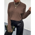 Dunkelbrauner Damenstrickpullover mit Rundhalsausschnitt und überschnittenen Schultern - Hellkaffee