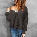 Chaqueta de punto grueso con cuello en V para mujer en marrón oscuro con botones ámbar - S / café