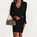 Elegante abito nero in maglia a coste con scollo a V e catena d'argento da donna - XS / Nero