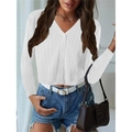 Weiße Strickjacke mit Rippenmuster, V-Ausschnitt und Knopfleiste, kombiniert mit Jeans - S / Weiß