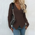 Gros plan sur un pull en maille marron café à manches longues avec texture côtelée et col V - Café