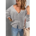 Hellgraue Strickjacke mit V-Ausschnitt, Puffärmeln und strukturierten Bommel-Details - S / Grau