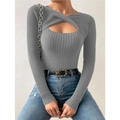 Pull ajusté en maille côtelée gris foncé avec découpe élégante et design à nœud torsadé - Gris