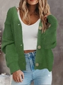 Detail der grünen Grobstrickjacke mit drei großen Knöpfen und Rippbündchen am Saum - S / Grün