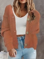 Detail der rostroten Strickjacke mit drei großen Knöpfen und grober Strickstruktur - S / Karamell
