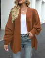 Detail van grofgebreide textuur op losse karamel vest met verlaagde schoudernaden - S / Karamel