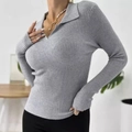 Grijze slim-fit gebreide damestrui met polokraag en lange mouwen in ribpatroon - S / Grijs