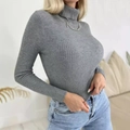 Détail de la maille côtelée grise sur ce pull à col roulé ajusté à manches longues - S / Gris