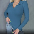 Détail d'un pull polo à manches longues en maille côtelée bleu gris avec un col en V - Bleu