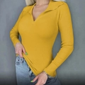 Gros plan d'un pull en maille côtelée jaune vif avec col polo en V élégant et manches longues - Jaune