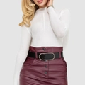 Elegante suéter blanco de canalé con cuello alto y falda midi de cuero sintético burdeos - S / Blanco